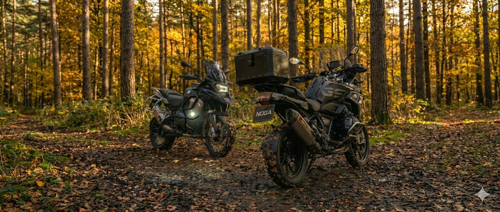 photo de deux moto dans la foret avec accessoires NOGA top cases et feux additionnels