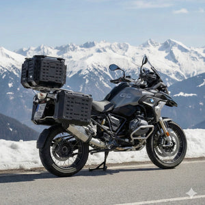 photo d'une BMW r1250gs sur une route de montagne avec des sommets enneigés en fond