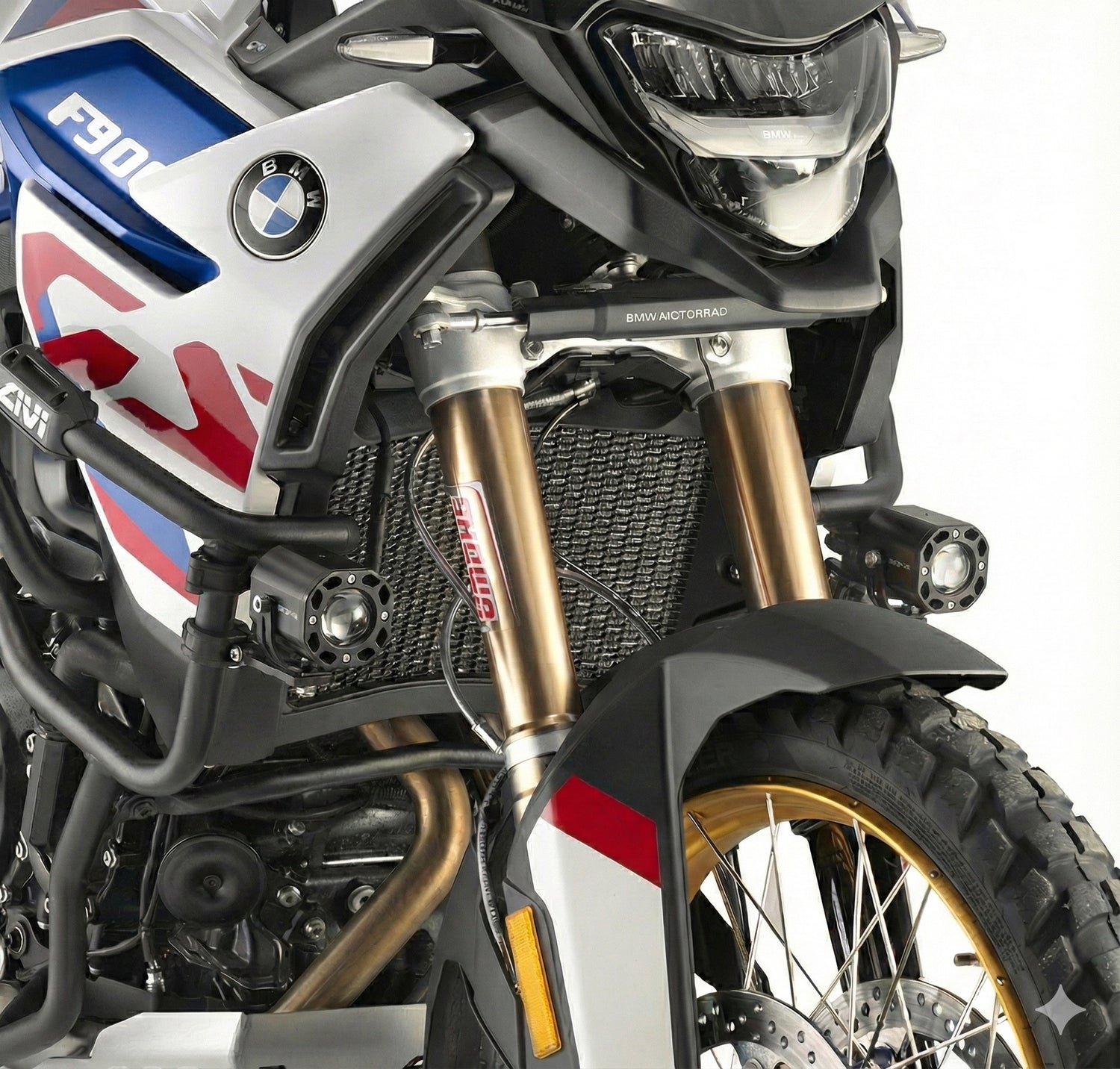 photo sur fond blanc bmw f900gs avec les feux additionnels NOGA EVO
