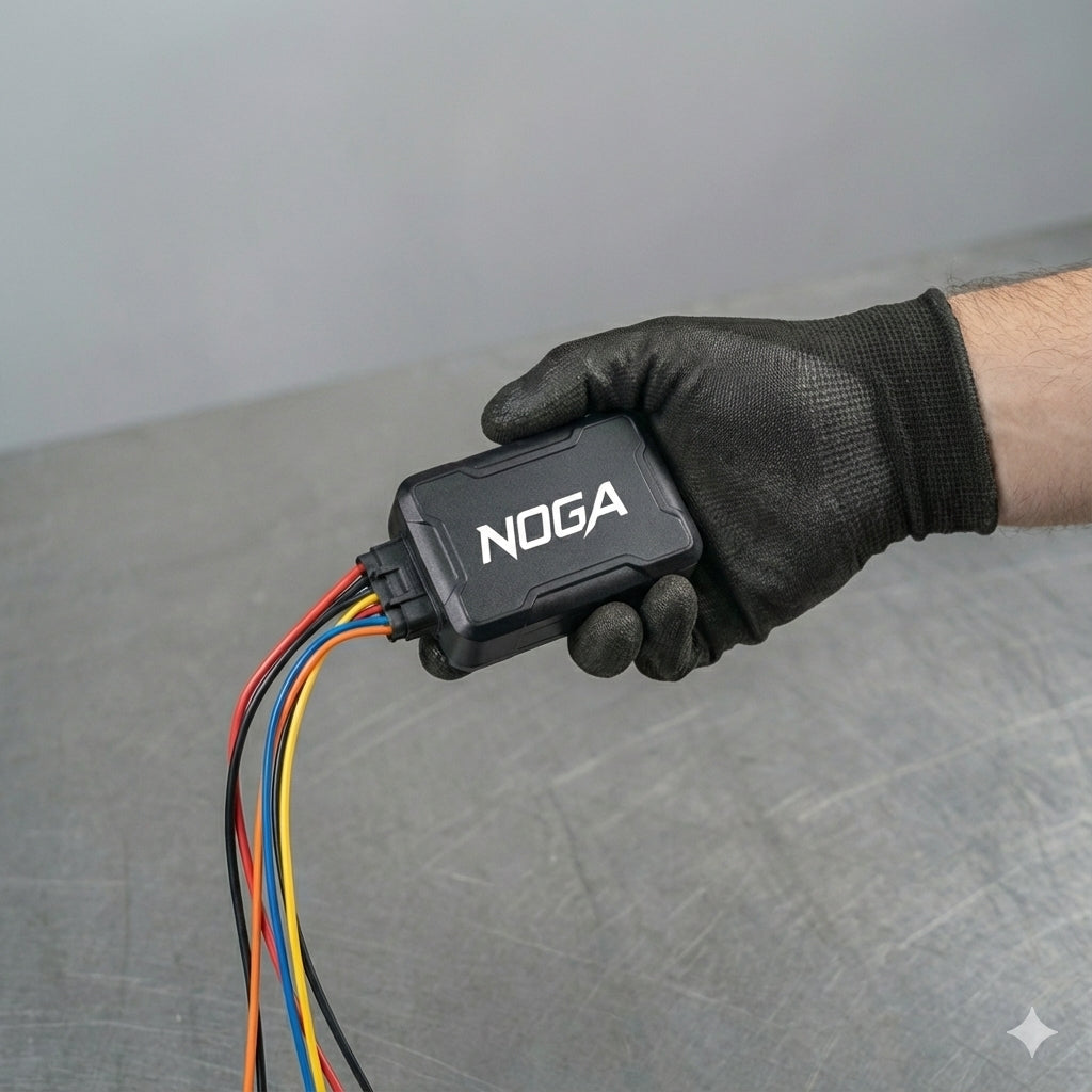 photo dans un atelier partenaire NOGA du tracker gps sentinel NOGA dans une main d'un ouvrier avec un gant