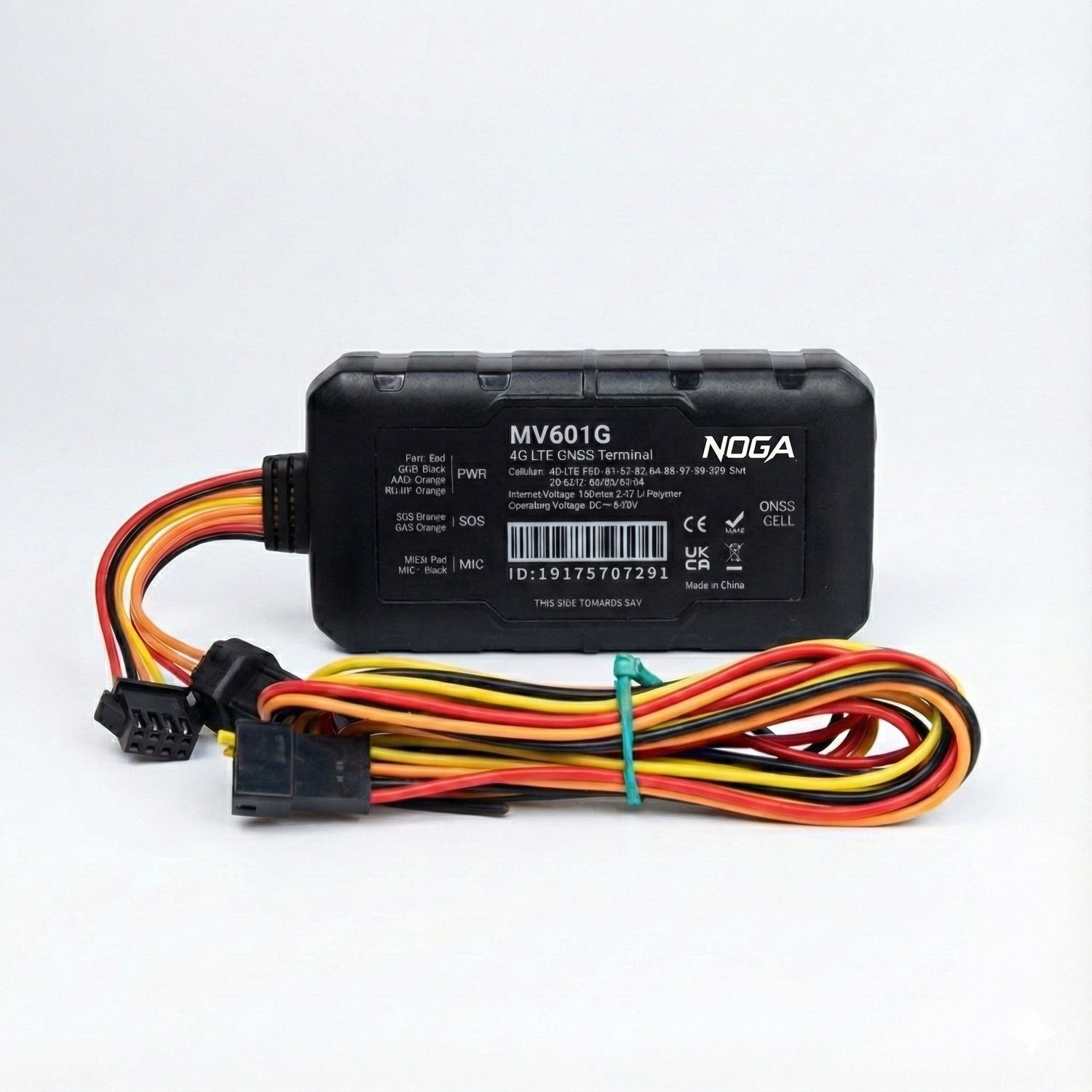 photo en studio sur fond du tracker GPS coupe circuit NOGA sentinel avec ses câbles