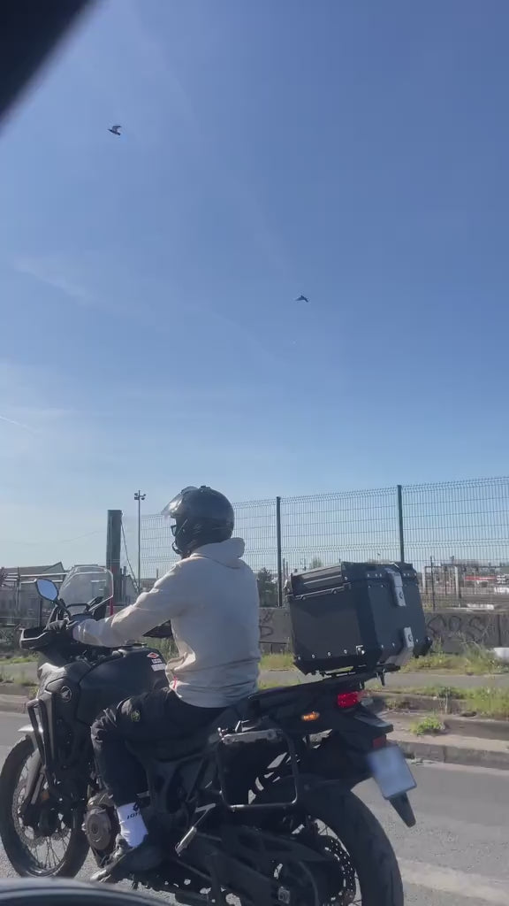 vidéo top case aluminium NOGA sur une moto roulante sur autoroute