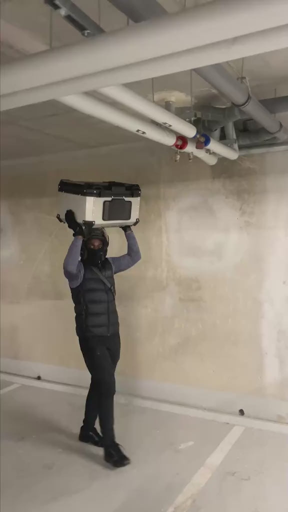 vidéo tuto installation top case aluminium NOGA dans un parking souterrain par un homme