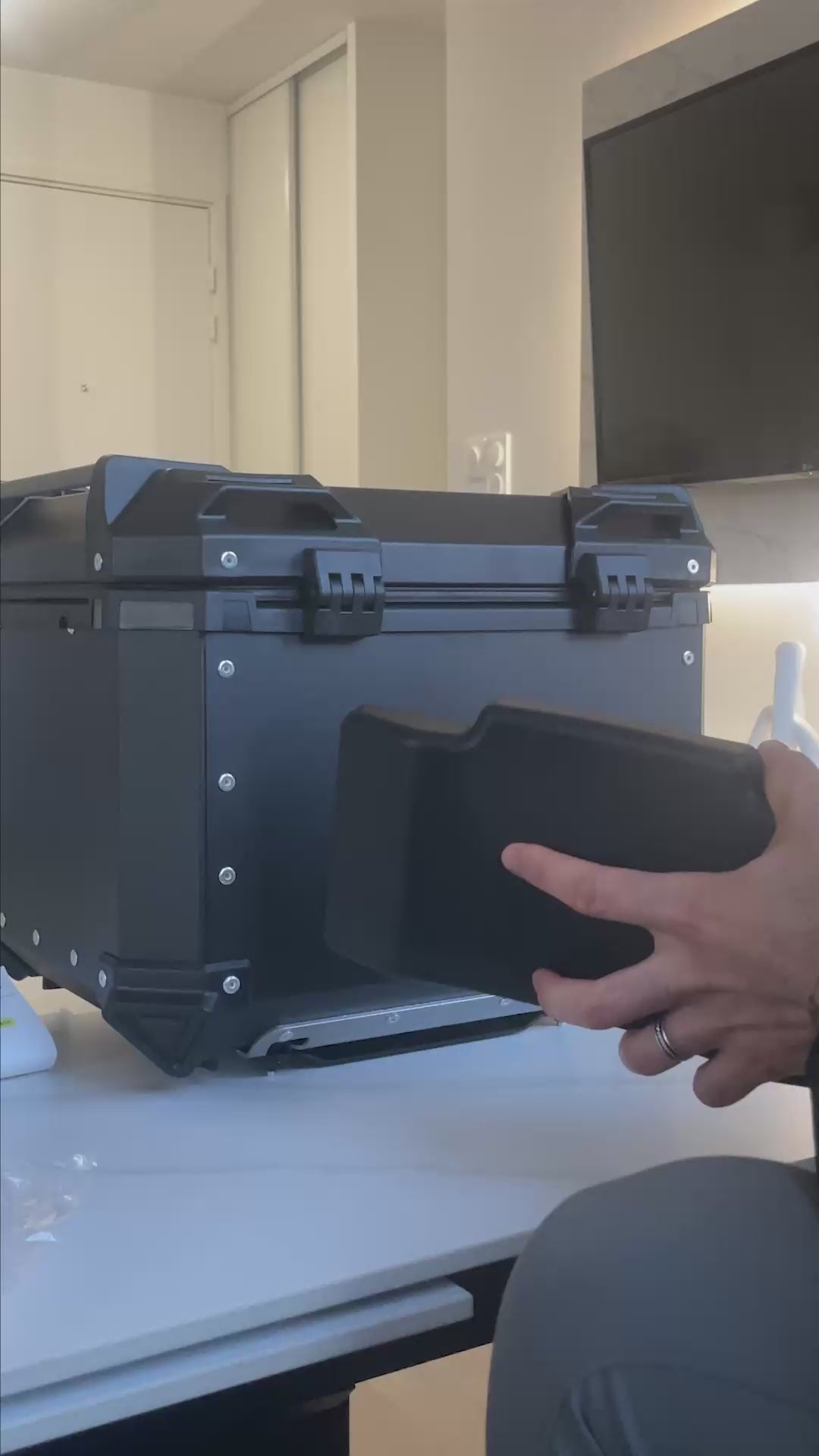 vidéo tuto installation dosseret passager confort pour top case NOGA aluminium